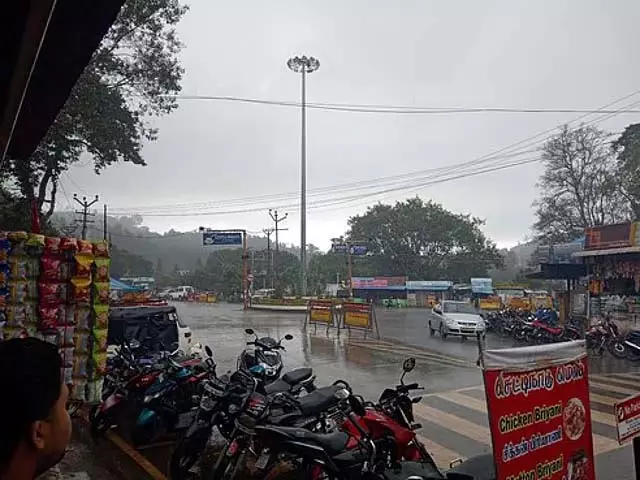 सलेम में एक घंटे तक गर्मी की बारिश हुई सलेम में एक घंटे तक गर्मी की बारिश हुई