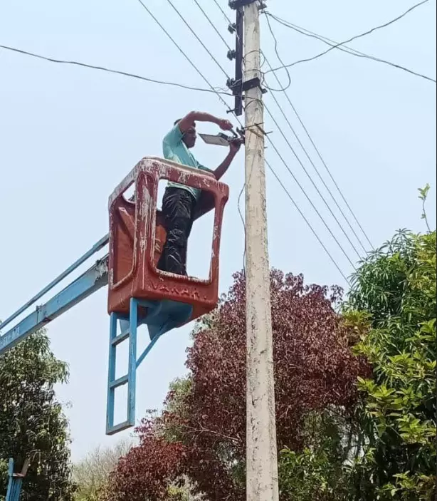 सुशासन तिहार में मिला जीवन साहू को स्ट्रीट लाईट की सुविधा सुशासन तिहार में मिला जीवन साहू को स्ट्रीट लाईट की सुविधा