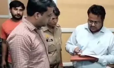Shamli: पत्नी से झगड़े के चलते युवक ने महिला थाने के बाहर किया आत्महत्या का प्रयास Shamli: पत्नी से झगड़े के चलते युवक ने महिला थाने के बाहर किया आत्महत्या का प्रयास