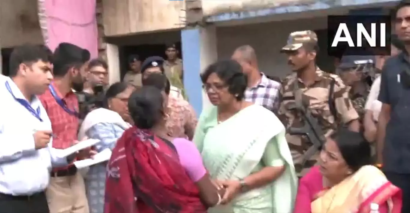 BIG BREAKING: पश्चिम बंगाल हिंसा पीड़ितों से मिलीं राष्ट्रीय महिला आयोग की अध्यक्ष BIG BREAKING: पश्चिम बंगाल हिंसा पीड़ितों से मिलीं राष्ट्रीय महिला आयोग की अध्यक्ष