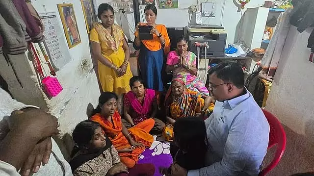 Karnataka बाल अधिकार प्रमुख ने हुबली बलात्कार-हत्या पीड़िता के परिवार का समर्थन किया Karnataka बाल अधिकार प्रमुख ने हुबली बलात्कार-हत्या पीड़िता के परिवार का समर्थन किया