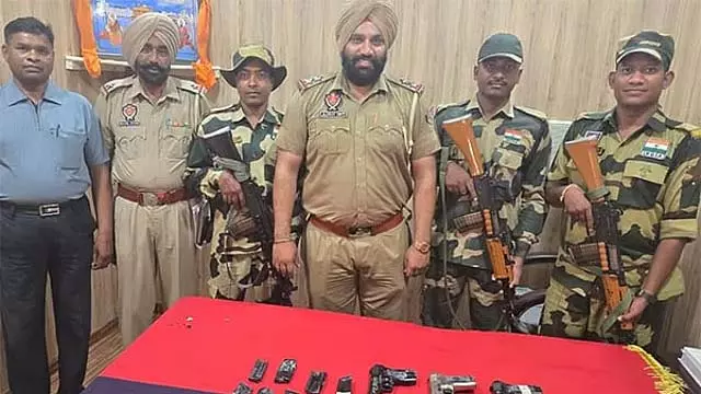 Punjab में अमृतसर सीमा पर भारी मात्रा में हथियार बरामद Punjab में अमृतसर सीमा पर भारी मात्रा में हथियार बरामद