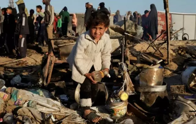 Yemen के रस ईसा तेल बंदरगाह पर अमेरिकी हमले में 74 लोगों की मौत, 171 लोग घायल Yemen के रस ईसा तेल बंदरगाह पर अमेरिकी हमले में 74 लोगों की मौत, 171 लोग घायल