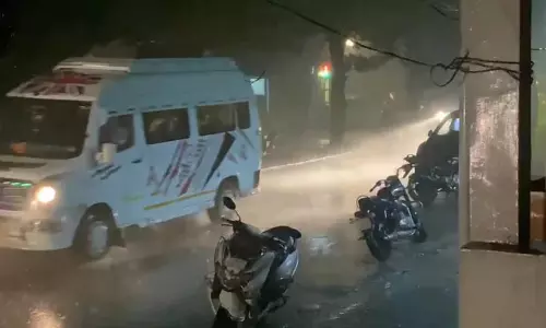 भारी बारिश और तेज़ हवाओं से जम्मू में बिजली ढांचे को नुकसान