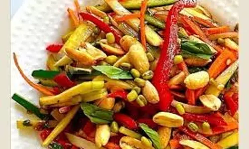 Raw Mango Salad: कच्चे आम से बनाएं चटपटा सलाद Raw Mango Salad: कच्चे आम से बनाएं चटपटा सलाद