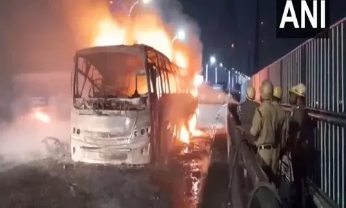 Howrah में विद्यासागर सेतु पर बस में आग लग गई, कोई हताहत नहीं