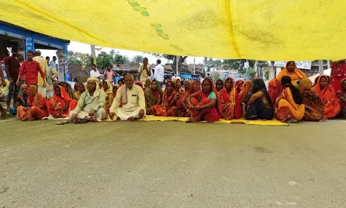 पूर्व सैनिक के परिजनों ने प्रोड्डाटूर तहसीलदार कार्यालय के पास जमीन के लिए अनशन किया