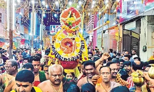 Odisha: पेद्दमथली ने तीन सड़कों पर व्यवस्थित तीन रथों का अनावरण किया