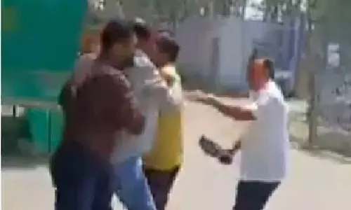 अधिकारी को जूते ही जूते पीटा, ठेकेदार की दबंगई