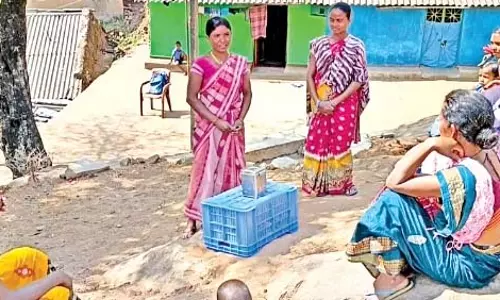Odisha : महिलाओं ने एकजुट होकर कुछ पैसे बचाए और मिनी बैंक की स्थापना की