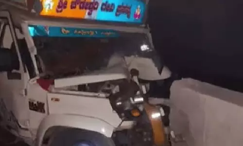 Raichur : पिकअप वाहन के सड़क अवरोधक से टकराने से चार लोगों की मौत