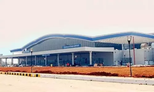 Vizag एयरपोर्ट पर दो लोगों को आईफोन और ई-सिगरेट के साथ पकड़ा गया