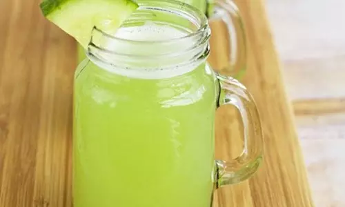 Cucumber Lemonade: बच्चों को देना चाहते हैं हेल्दी ड्रिंक तो बनाएं खीरा नींबू पानी Cucumber Lemonade: बच्चों को देना चाहते हैं हेल्दी ड्रिंक तो बनाएं खीरा नींबू पानी
