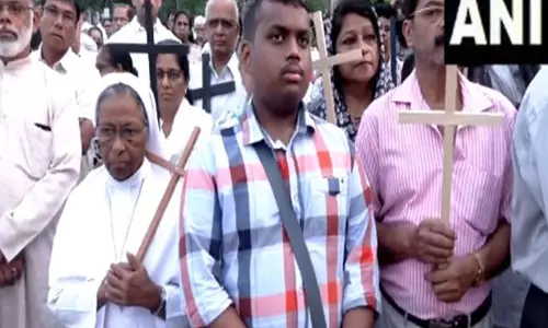 Palayam में सेंट जोसेफ मेट्रोपॉलिटन कैथेड्रल के गुड फ्राइडे जुलूस में भक्तों ने हिस्सा लिया