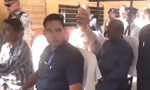 पश्चिम बंगाल के राज्यपाल बोस हिंसा प्रभावित Malda, मुर्शिदाबाद के लिए रवाना हुए पश्चिम बंगाल के राज्यपाल बोस हिंसा प्रभावित Malda, मुर्शिदाबाद के लिए रवाना हुए