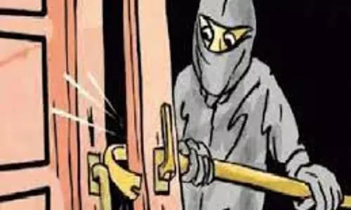 Jalaun: शादी में गया परिवार, लौटे तो घर में मिली चोरी की वारदात Jalaun: शादी में गया परिवार, लौटे तो घर में मिली चोरी की वारदात