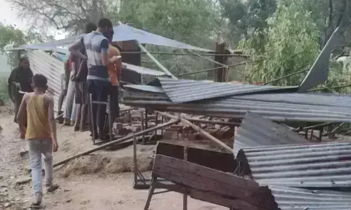 Barabanki: टीन शेड हादसे में चाची और भतीजे की गई जान Barabanki: टीन शेड हादसे में चाची और भतीजे की गई जान