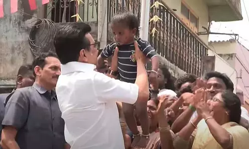 CM Stalin ने पोन्नेरी में पैदल घूमकर लोगों से आवेदन प्राप्त किए CM Stalin ने पोन्नेरी में पैदल घूमकर लोगों से आवेदन प्राप्त किए