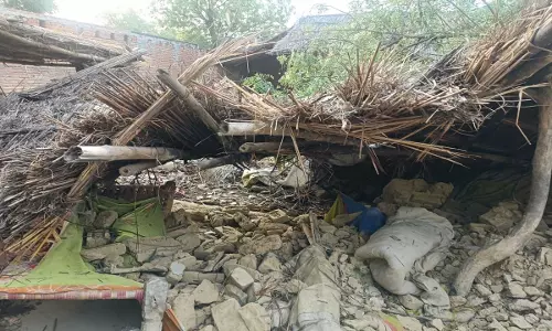 Amethi: तेज आंधी में गिरी दीवार, वृद्ध की मौके पर मौत Amethi: तेज आंधी में गिरी दीवार, वृद्ध की मौके पर मौत