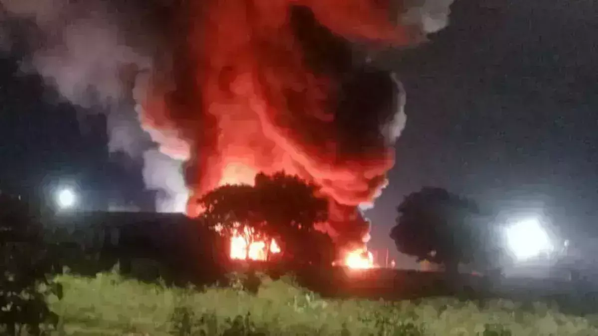 Bhiwani: गोदाम में लगी आग से मचा हड़कंप, दमकल की कई गाड़ियां मौके पर पहुंचीं Bhiwani: गोदाम में लगी आग से मचा हड़कंप, दमकल की कई गाड़ियां मौके पर पहुंचीं