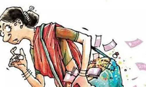 Ballia: गिरे हुए नोट का बहाना बनाकर महिला के डेढ़ लाख के गहने उड़ाए Ballia: गिरे हुए नोट का बहाना बनाकर महिला के डेढ़ लाख के गहने उड़ाए