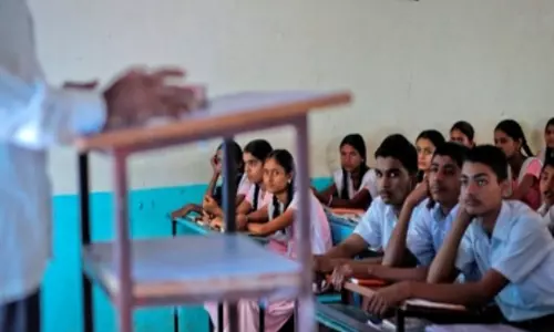 दिल्ली सरकार ने HC के फैसले के बाद स्कूलों को स्मार्टफोन के इस्तेमाल की नीति बनाने का निर्देश दिया दिल्ली सरकार ने HC के फैसले के बाद स्कूलों को स्मार्टफोन के इस्तेमाल की नीति बनाने का निर्देश दिया
