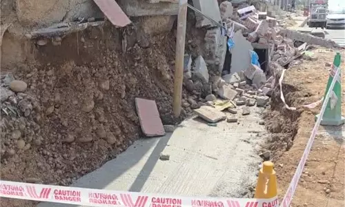 Jammu-Kashmir: राष्ट्रीय राजमार्ग पर नाले की खुदाई के कारण हादसा