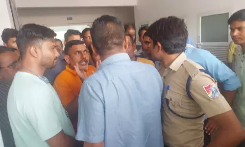 Lucknow: स्टेशन पर मारपीट से अफरातफरी, कैंटीन ठेकेदार और पायलट में झगड़ा Lucknow: स्टेशन पर मारपीट से अफरातफरी, कैंटीन ठेकेदार और पायलट में झगड़ा