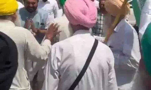 अमलोह विधायक को BKU (सिद्धूपुर) कार्यकर्ताओं ने घेरा अमलोह विधायक को BKU (सिद्धूपुर) कार्यकर्ताओं ने घेरा