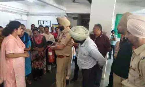 Fatehgarh Sahib जिला प्रशासनिक परिसर के कर्मचारियों को अग्नि सुरक्षा प्रशिक्षण दिया