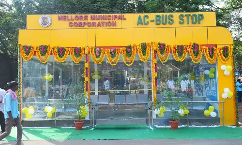 नेल्लोर के ग्रामीण इलाकों में भीषण गर्मी से राहत दिला रहे हैं AC बस शेल्टर