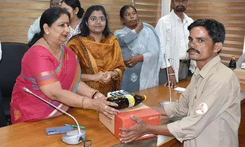 Haryana : सफाई कर्मचारियों को स्वच्छता किट वितरित की गईं Haryana : सफाई कर्मचारियों को स्वच्छता किट वितरित की गईं