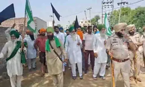 किसानों ने Punjab विधानसभा अध्यक्ष कुलतार सिंह संधवान से की धक्का-मुक्की किसानों ने Punjab विधानसभा अध्यक्ष कुलतार सिंह संधवान से की धक्का-मुक्की
