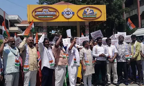 Karnataka: ट्रक में आग लगी, चालक बच निकला Karnataka: ट्रक में आग लगी, चालक बच निकला