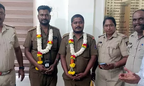 Channapatna : ड्राइवर और कंडक्टर ने यात्री की सोने की चेन लौटाई Channapatna : ड्राइवर और कंडक्टर ने यात्री की सोने की चेन लौटाई