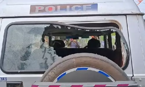 Bhadrak में अज्ञात बदमाशों ने पुलिस वाहन का शीशा तोड़ा