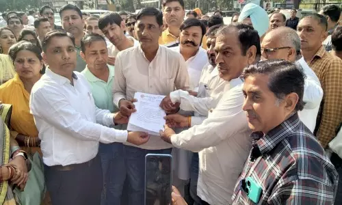 Haryana : सरकारी शिक्षकों ने एमआईएस पोर्टल पर शिक्षक डायरी को अनिवार्य रूप से अपडेट करने के खिलाफ प्रदर्शन Haryana : सरकारी शिक्षकों ने एमआईएस पोर्टल पर शिक्षक डायरी को अनिवार्य रूप से अपडेट करने के खिलाफ प्रदर्शन