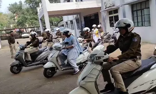 एसपी ने पुलिसकर्मियों के लिए हेलमेट और डिहाइड्रेशन बैंक का  किया उद्घाटन