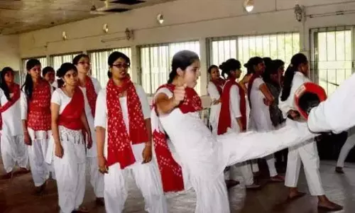 Telangana: पुलिस लड़कियों को आत्मरक्षा का प्रशिक्षण दे रही