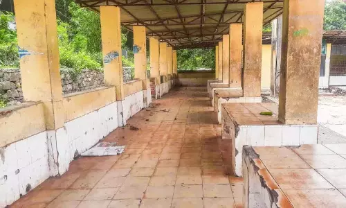 Kerala ; ओयूर पब्लिक मार्केट की इमारत ढह गई Kerala ; ओयूर पब्लिक मार्केट की इमारत ढह गई