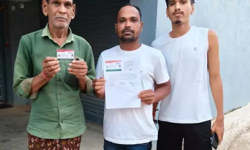 साय सरकार की संवेदनशील पहल, महज 24 घंटे के भीतर ग्रामीण को हाथ में मिला आयुष्मान कार्ड