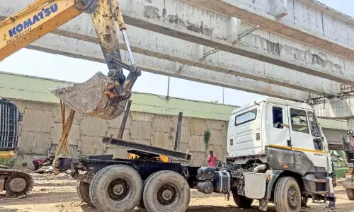 बाईपास ओवरपास खतरे में; विशाल गर्डर वाला ट्रेलर पलटने से चालक घायल