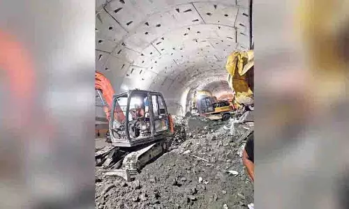 SLBC सुरंग दुर्घटना, बचाव अभियान का ध्यान शव खोजी कुत्तों द्वारा पहचाने गए स्थानों पर केंद्रित SLBC सुरंग दुर्घटना, बचाव अभियान का ध्यान शव खोजी कुत्तों द्वारा पहचाने गए स्थानों पर केंद्रित