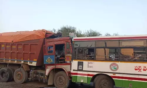 Telangana: बस और लॉरी की टक्कर में 23 लोग घायल