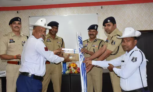 रायपुर SSP ने ट्रैफिक जवानों को बांटे पानी बॉटल और इलेक्ट्रॉल पाउडर रायपुर SSP ने ट्रैफिक जवानों को बांटे पानी बॉटल और इलेक्ट्रॉल पाउडर