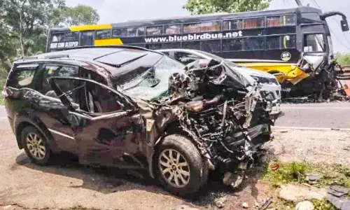 Kerala: कार के बस और बाइक से टकराने से चार लोग घायल