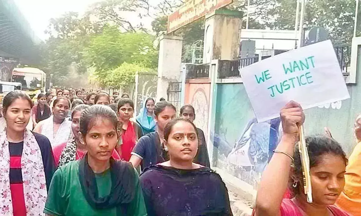 Nursing कॉलेज प्रिंसिपल के खिलाफ यौन उत्पीड़न का मामला दर्ज Nursing कॉलेज प्रिंसिपल के खिलाफ यौन उत्पीड़न का मामला दर्ज