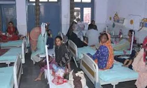 Bareilly: अस्पताल में मरीज बेहाल, बेड की मारामारी से बिगड़ रहे हालात Bareilly: अस्पताल में मरीज बेहाल, बेड की मारामारी से बिगड़ रहे हालात