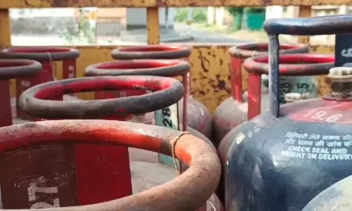 Bareilly: गैस सिलेंडर की कालाबाजारी में 82 सिलेंडर जब्त, आरोपियों की तलाश जारी Bareilly: गैस सिलेंडर की कालाबाजारी में 82 सिलेंडर जब्त, आरोपियों की तलाश जारी