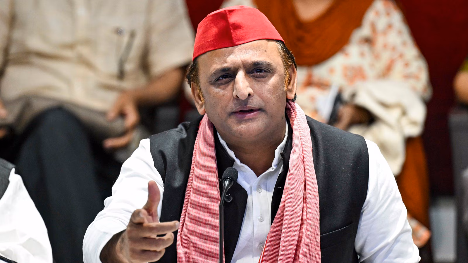 Lucknow: अखिलेश यादव ने जैन मंदिर ढहाए जाने की घटना की आलोचना की Lucknow: अखिलेश यादव ने जैन मंदिर ढहाए जाने की घटना की आलोचना की